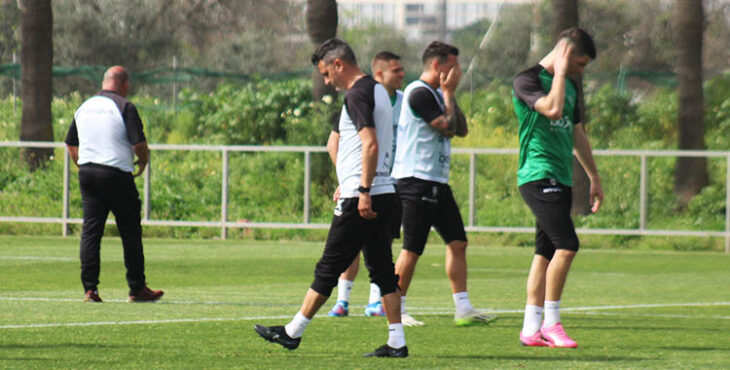 Iván Ania pensativo durante el último entrenamiento de la semana.