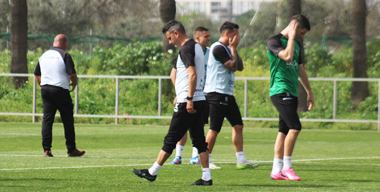 Iván Ania pensativo durante el último entrenamiento de la semana.