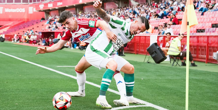 Iván Rodríguez pelea por un balón con un jugador del Recreativo Granada. Foto: Granada CF