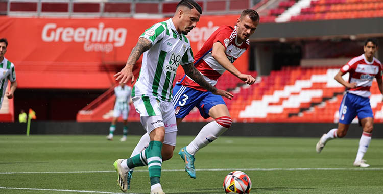Iván Rodríguez, que reaparecía como titular, avanzando con el balón controlado.