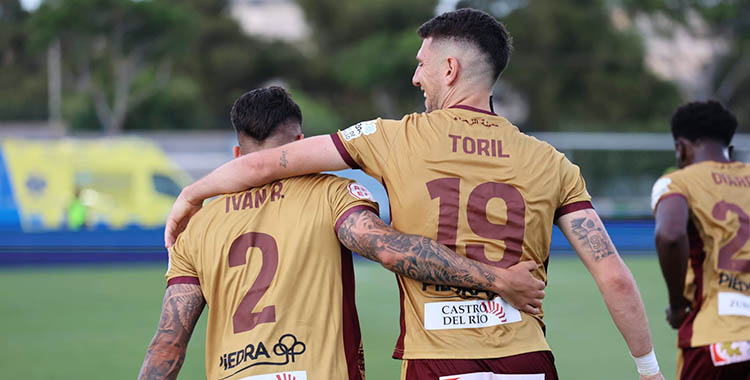 Alberto Toril felicitando a Iván Rodríguez por su primer gol con el Córdoba que no pudo ser más oportuno.