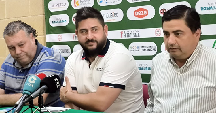 Josan González, rodeado en su adiós al Córdoba Patrimonio.