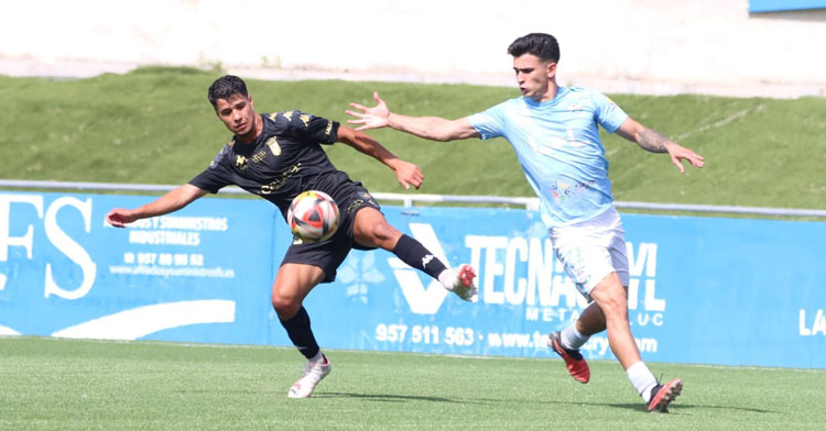 Juan Andrés pugnando con un zaguero del Ceuta B. Foto: Antonio Quintero