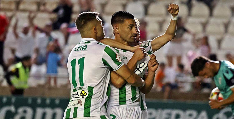 Kike Márquez celebrando con orgullo su gol al Sanluqueño. Foto: CCF