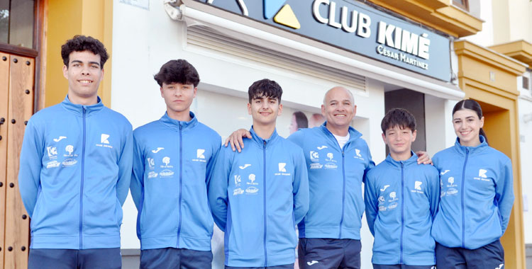 César Martínez y sus alumnos posando delante del Club Kimé