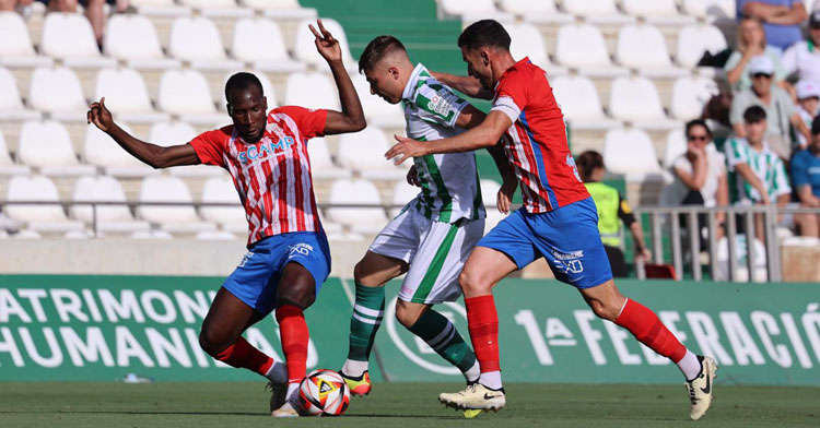 Álvaro Leiva tratando de superar la oposición del Algeciras. Foto: CCF