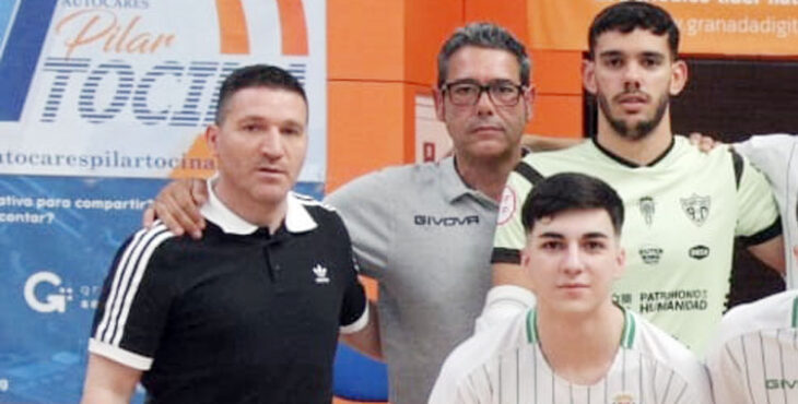 Lolo Vinos, a la izquierda, junto a algunos de sus jugadores y asistentes. Foto: Córdoba Futsal