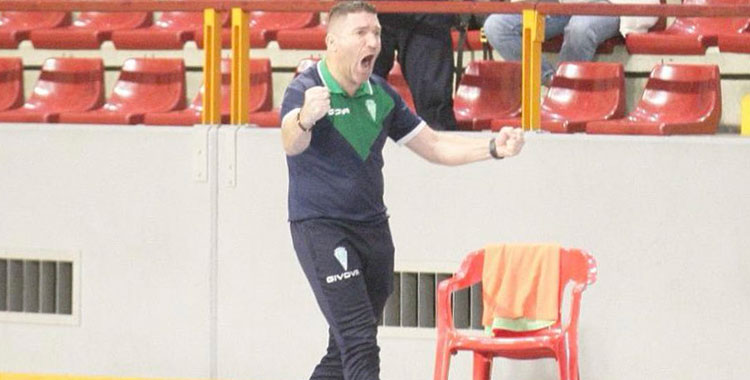 Lolo Vinos celebra con rabia un gol en su área técnica. Foto: Córdoba Futsal