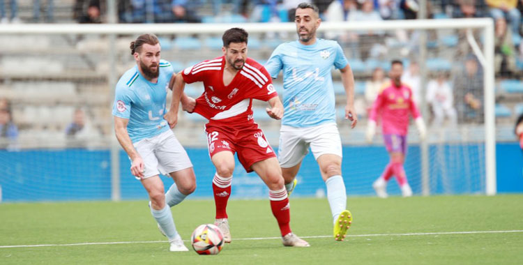 Alberto García y Antonio Pino presionan a un rival xerecista. Foto: Xerez CD