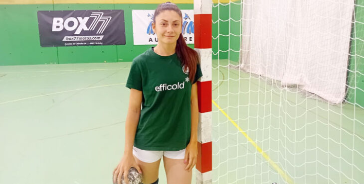 Lucía Vacas posa con una pelota en la mano y la portería que suele perforar con sus lanzamientos en cada partido