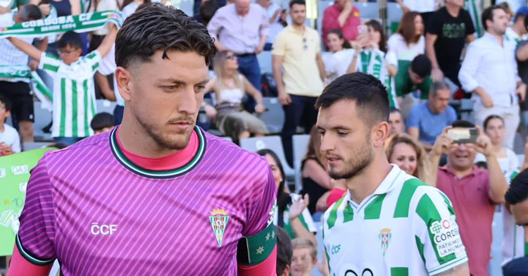 Carlos Marín saltando al campo ante el Sanluqueño. Foto: CCF