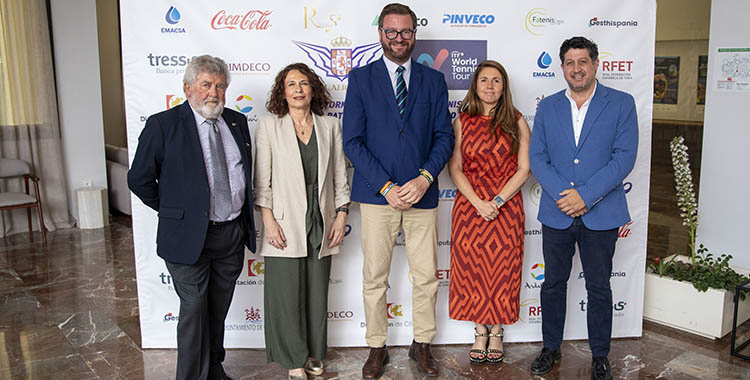 El vicepresidente de la Real Federación Andaluza de Tenis, Antonio Rabasco, Sol Merina, técnica de la delegación de Turismo, Cultura y Deporte de la Junta de Andalucía en Córdoba, el diputado de deportes, Antonio Martín, la presidenta del Real Aeroclub, Isabel Blancas, y gerente del IMDECO, Sebastián del Rey, durante la presentación del evento.