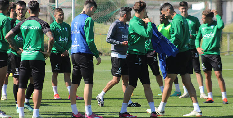 Unión. La plantilla del Córdoba conjurada para ganar el primero de los últimos cuatro partidos de la liga regular y soñar con el ascenso directo.