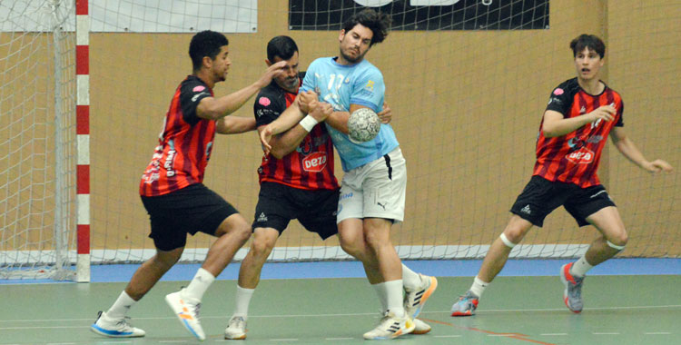 Matos y Portero frenan a un jugador del Ibiza. Foto: CBM