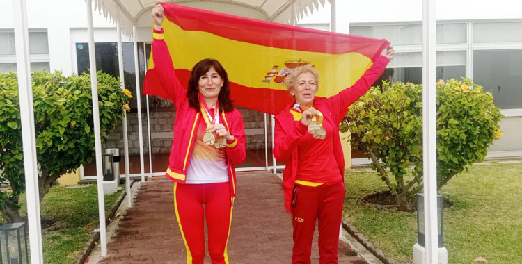 Rafi Mengual y Gloria Martín posando con sus medallas y la bandera de España. Foto: Club Trotasierra