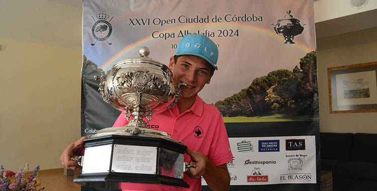 Pablo Díaz mordiendo la Copa Albolafia tras hacerse con el triunfo en la Primera Categoría de 2024.