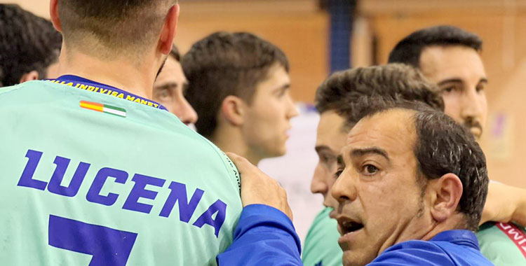 Pepedu Córdoba en un tiempo muerto junto a Jorge Lucena. Foto: La Salle Balonmano