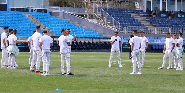 Los jugadores del Córdoba con ropa de paseo sobre el césped de Can Misses. Foto: CCF