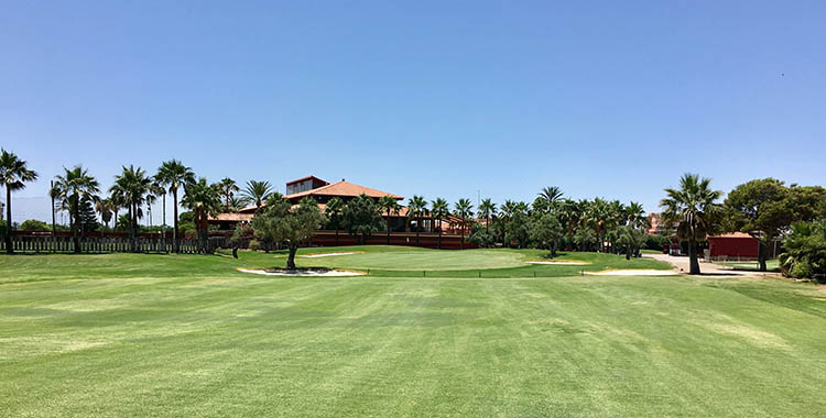 Panorámica de la casa club de Playa Serena desde la calle del hoyo 18.