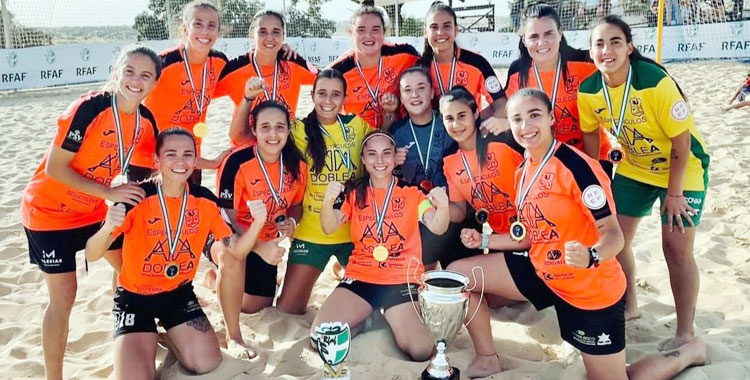 Las jugadoras del cuadro pozoalbense posando con sus trofeos