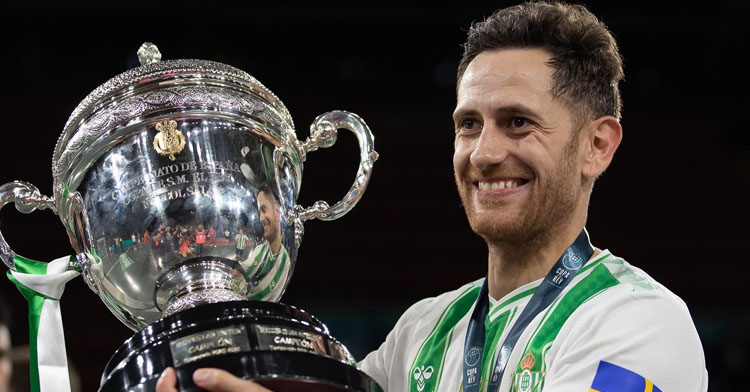Rafa López, feliz sosteniendo el trofeo de Copa.