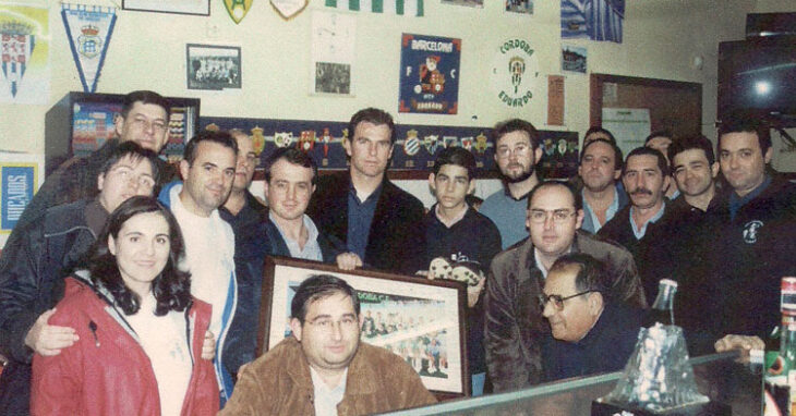 Miembros de la Peña Cañero con Robert Fernández en invierno de 2000.