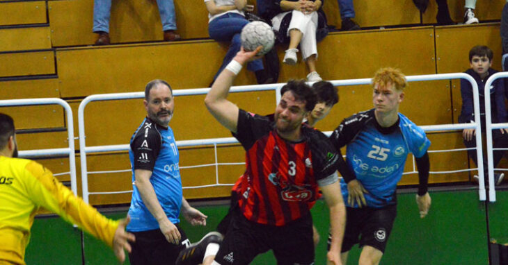 Roberto Muñoz armando el brazo en un partido del Cajasur CBM. Foto: CBM