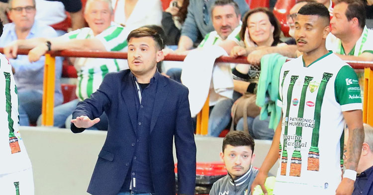 Emanuel Santoro dando instrucciones en un partido en Vista Alegre. Foto: Córdoba Patrimonio