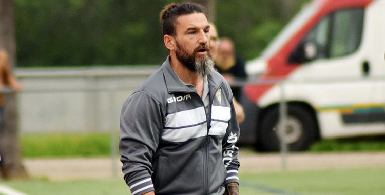 Sergio Guillén sigue el partido desde su área técnica. Foto: Laclasi.es