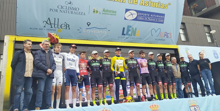 Los ciclistas del Team Grupo Serman en el podio en su mejor etapa en Asturias