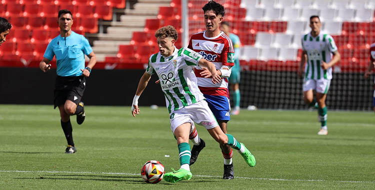 Simo dejando atrás a su par del Recreativo Granada.