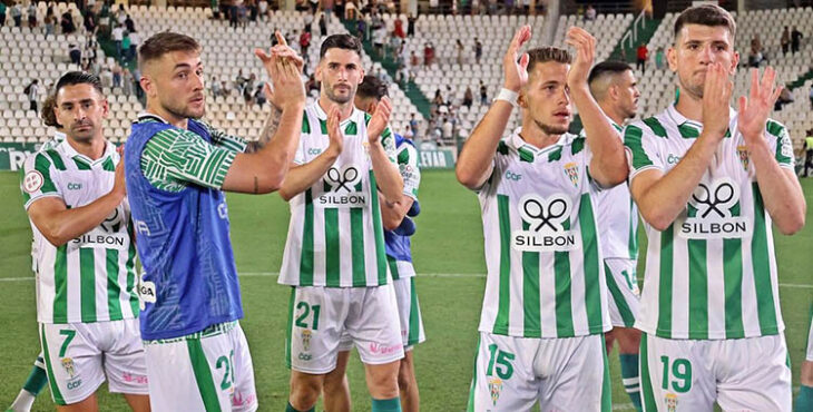 Alberto Toril, Isma Ruiz, Caros Albarrán y Antonio Casas aplaudiendo a la afición tras la victoria frente al Sanluqueño.