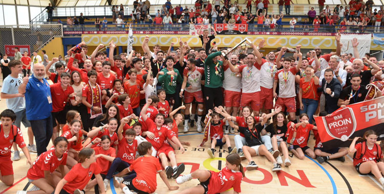 La celebración de Triana tras el ascenso en el Centro Deportivo El Paraguas. @minervasalaslop