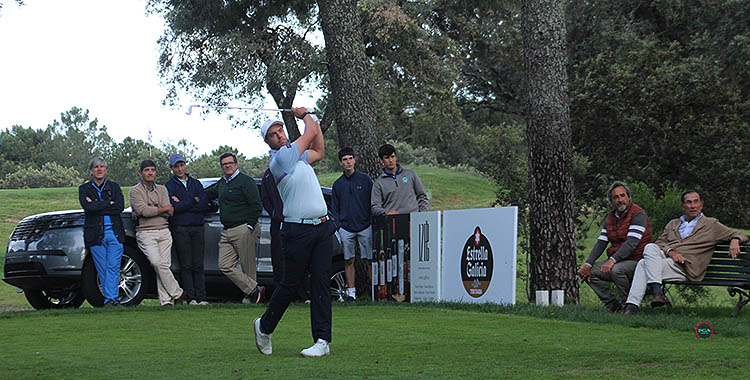 Víctor Pastor saliendo del tee del hoyo 9, el último de su ronda inicial en el PGA by Córdoba.