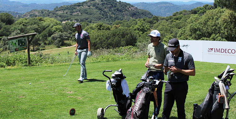 Víctor Pastor encarando la salida del hoyo 18.