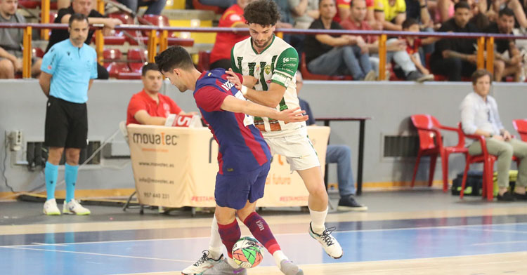 Zequi tratando de avanzar en el duelo con el Barcelona. Foto: Córdoba Patrimonio