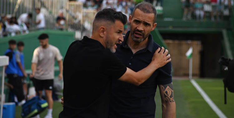Iván Ania sujetando a Juanfran en los prolegómenos del partido. Autora: Natalia Román