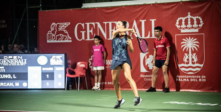 La suiza Kung restando desde el fondo de la pista en su semifinal ante Ercan.