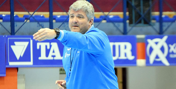 Paco Bustos haciendo indicaciones en un entrenamiento. Foto: Estefanía Hernández