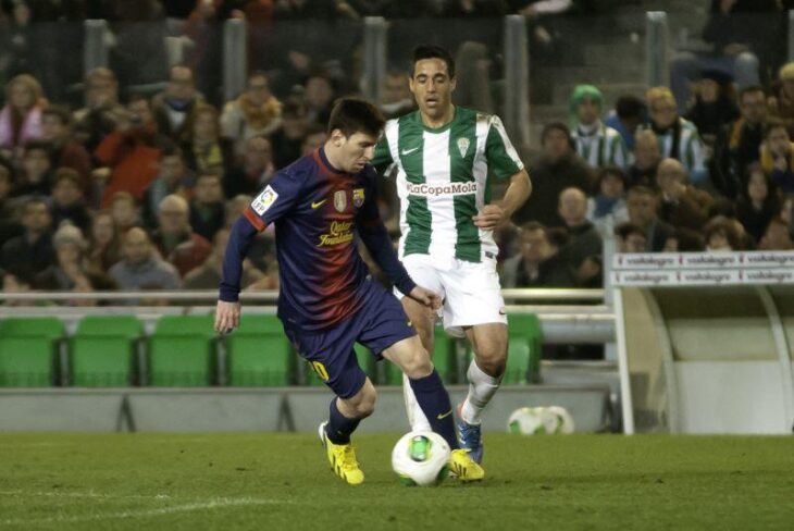 Pedro detrás de su ídolo Leo Messi en El Arcángel en 2012.
