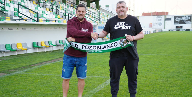Alberto Fernández, a la derecha, junto al presidente, Sergio Galán. Imagen: Fotos Los Pedroches / CD Pozoblanco