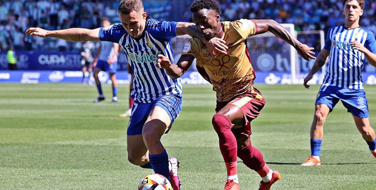 Adilson tratando de marcharse de su par en El Toralín. Foto: CCF