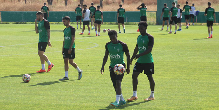 Inseparables. Adilson y Diarra jugando con el balón en el último entrenamiento antes de afrontar el partido final por el ascenso.