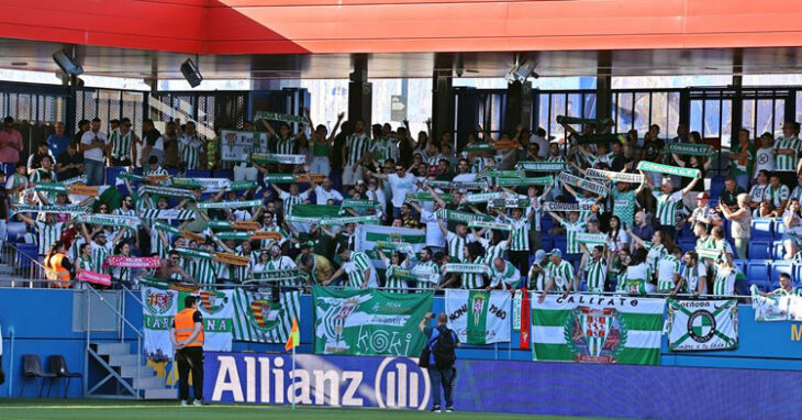 La afición del Córdoba animando en el Johan Cruyff. Foto: CCF