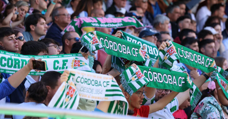 Aficionados del Córdoba mostrando sus bufandas en El Arcángel. Foto: CCF