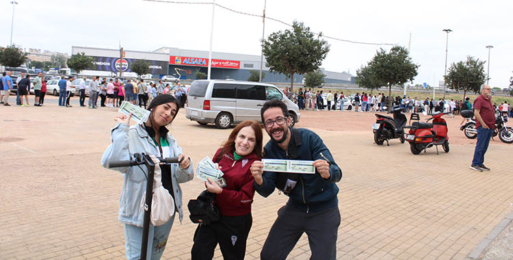 Tres aficionados del Córdoba CF tras comprar sus suplementos y entradas.