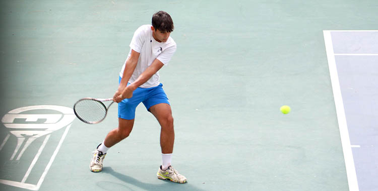 Alejandro López golpeando de revés en la pista lusa de Elvas