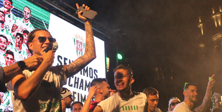 Álex Sala coreando junto a Isma Ruiz el "Sala quédate, Sala quédate" que el mismo lanzó en plena celebración en Las Tendillas.
