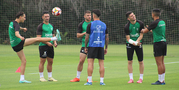 Álex Sala controlando el balón ante Kike Márquez.