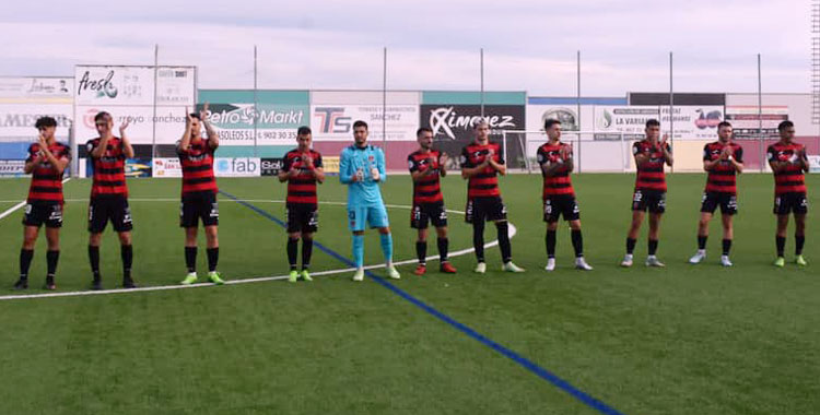 Los jugadores del cuadro pontano aplaudiendo a la grada. Foto: Tino Navas / Salerm Puente Genil